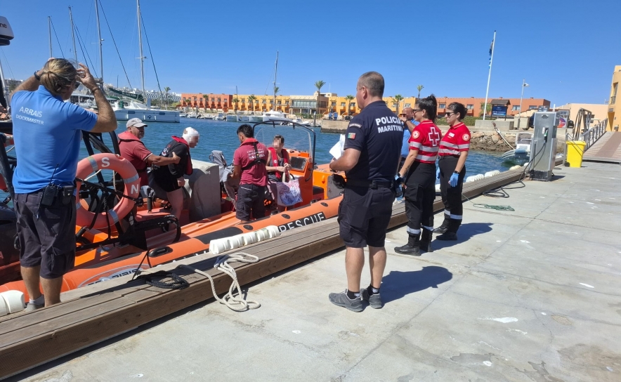 Auxiliado homem após queda na área das grutas de Benagil