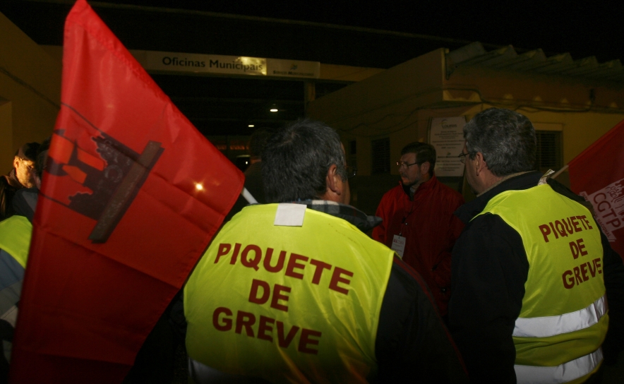 Trabalhadores da administração pública em greve a 16 de maio