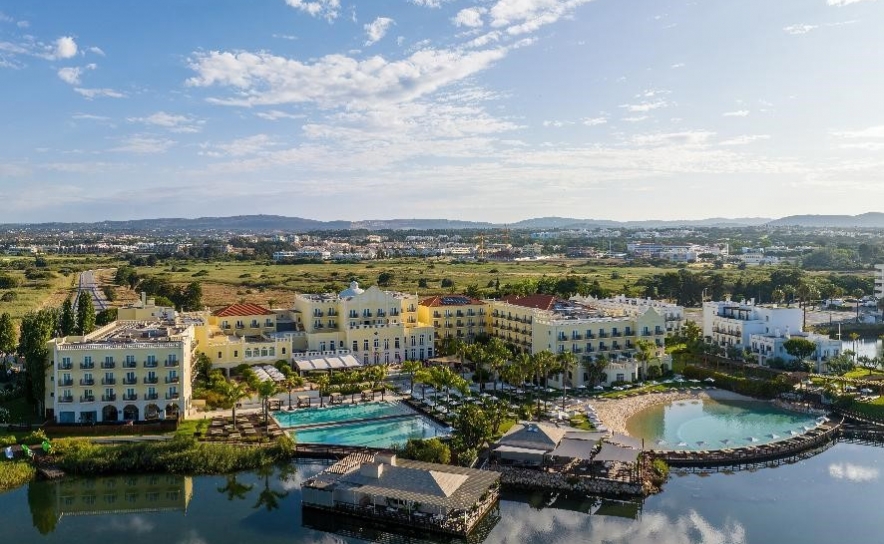 Domes Lake Algarve eleito o «Melhor Resort de Luxo de Portugal em 2025» nos World Travel Awards  Domes Lake Algarve eleito o «Melhor Resort de Luxo de Portugal em 2025» nos World Travel Awards