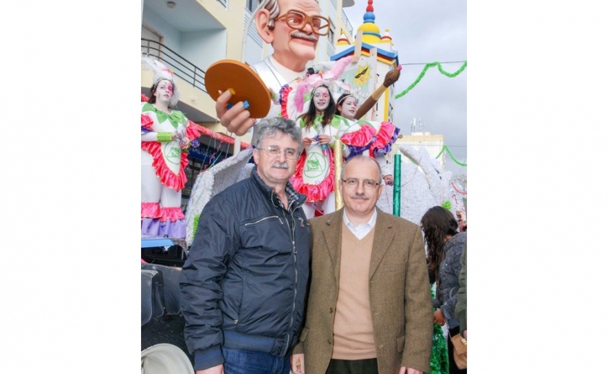 Presidente da J.F.São Clemente e da C.M.Loulé junto ao carro em Homenagem ao Professor José Duarte