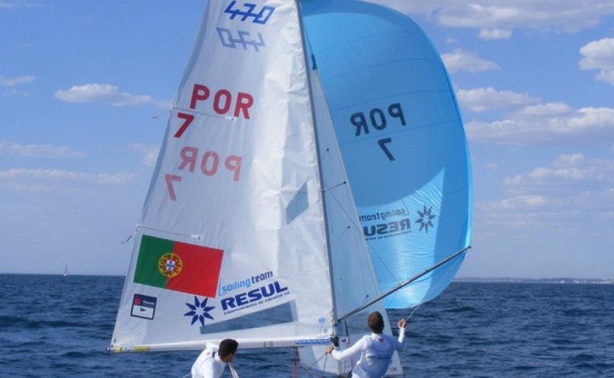 Portugueses seguem no ‘top 15’ do Europeu de vela de 470 em Vilamoura