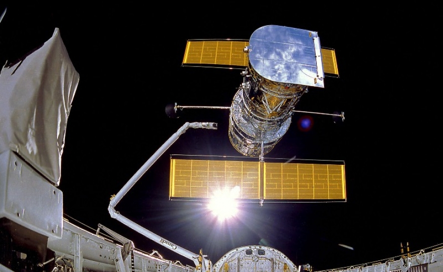 Foto do Telescópio Espacial Hubble em órbita, no dia 25 de abril de 1990, depois de ser retirado do porão de carga do vaivém espacial Discovery. (Imagem: NASA)