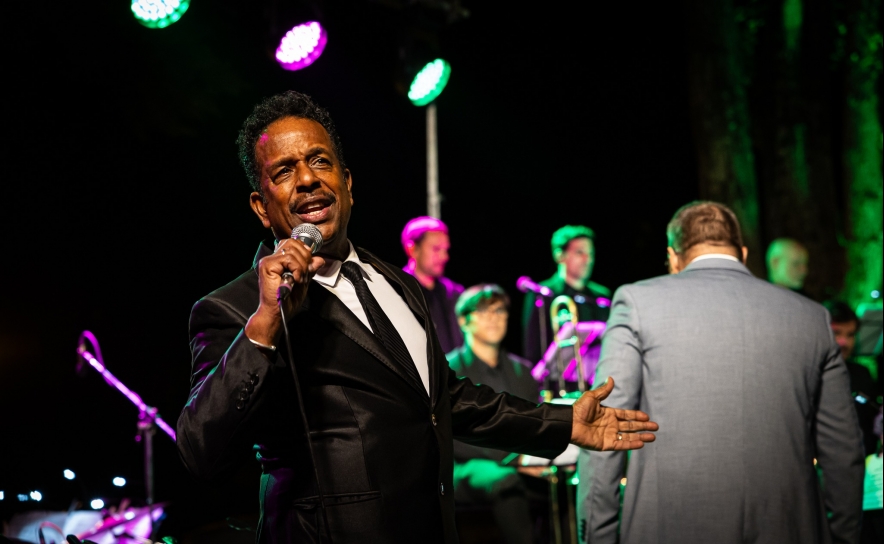 Chuck e OJA Chuck e OJA