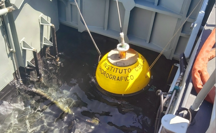 Navio da Marinha recupera boia ondógrafo ao largo de Faro