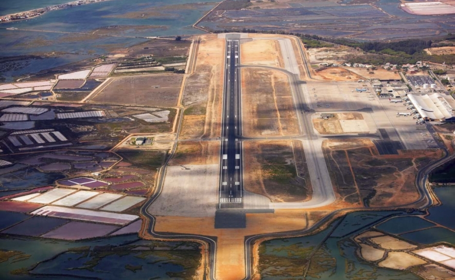 Avião da Força Aérea reporta problema elétrico e aterra de emergência em Faro