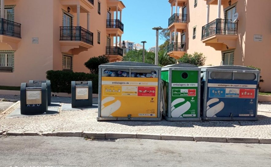 Contentor entre o lote 5 e 6