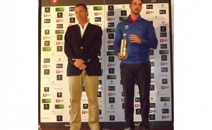 João Carlota discursa depois de receber de Gonçalo Xavier o prémio de nº1 de 2014 do Ranking Nacional BPI