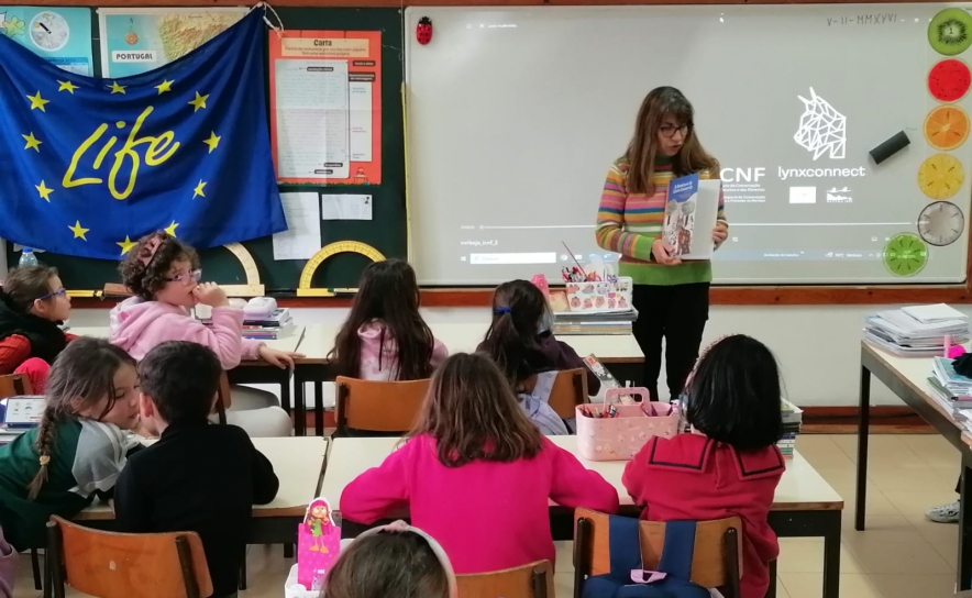 Ana Xavier apresentando o livro A aventura do lince Leonardo na escola Alcoutim