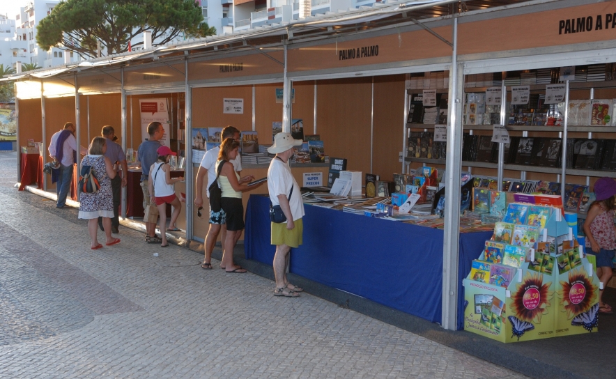 FEIRA DO LIVRO E DO ARTESANATO DE QUARTEIRA ATRAI VERANEANTES AO CALÇADÃO