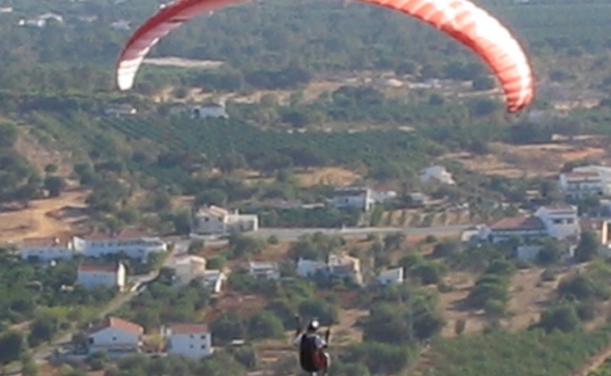 Loulé | Jovem resgatado de helicóptero após queda de parapente