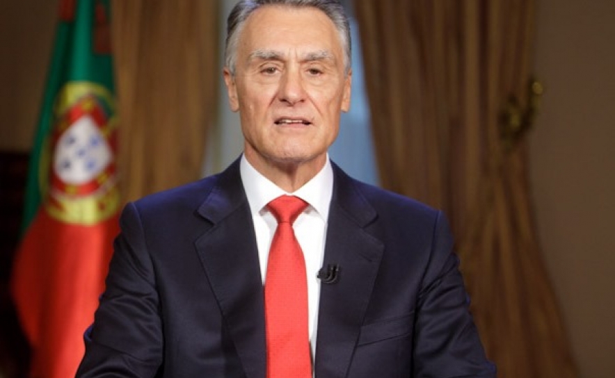 Os diplomas da «bagagem» de férias do Presidente da República