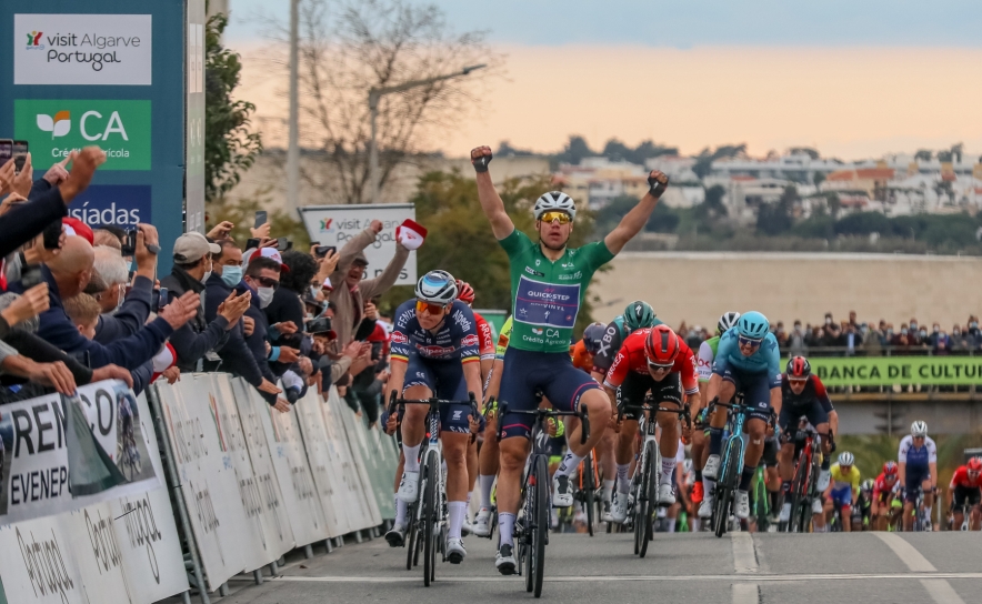 Fabio Jakobsen ganha sprint de força perante multidão farense 