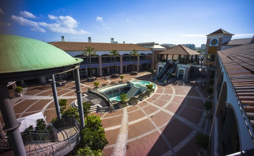 DESABOU PARTE DO TETO NO FORUM ALGARVE