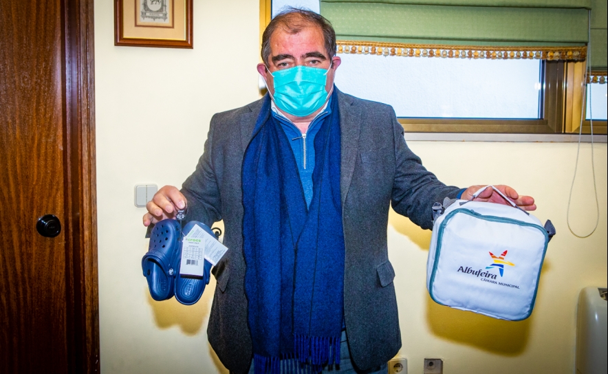 AUTARQUIA DISTRIBUI MILHARES DE LANCHEIRAS E «CROCS» ÀS CRIANÇAS DOS JARDINS DE INFÂNCIA E 1º CICLO 