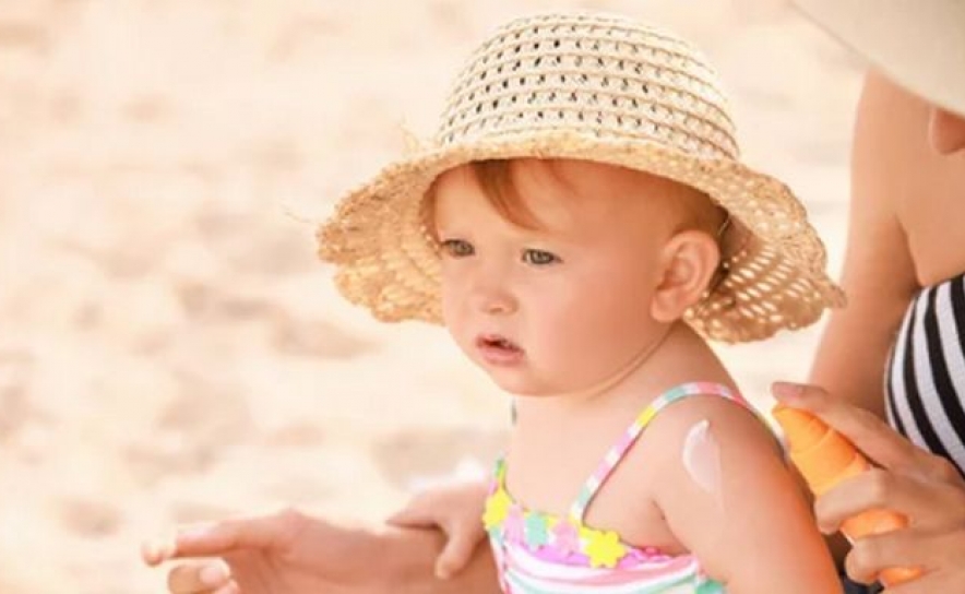 Férias em família: como proteger a pele dos mais pequenos no verão