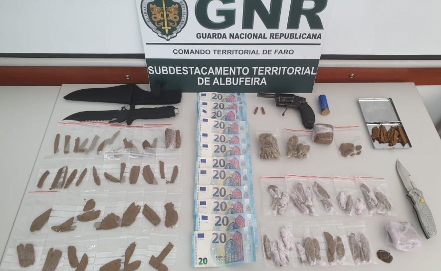 Cinco detidos por tráfico de estupefacientes e posse de armas proibidas em Albufeira