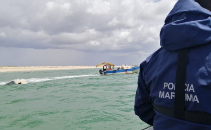 Naufrágio de embarcação auxiliar local ao largo da praia da Fuseta em Olhão