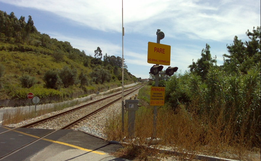Oito passagens de nível mais seguras nas linhas do Algarve e do Minho