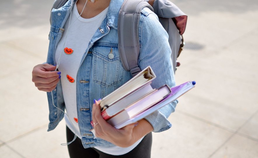 Mais de uma centena de estudantes vai receber bolsa de estudo municipal