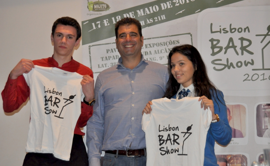 Aluno Vencedor, Valentyn Myholyneets; Alberto Pires, organizador do Lisbon Bar Show e a aluna vencedora, Vanessa Vaz