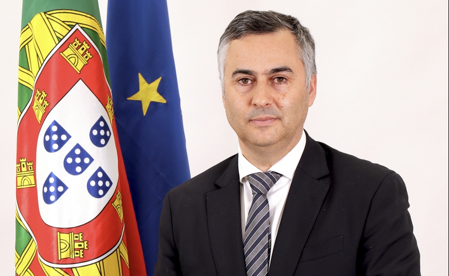 Ministro da Educação esclarece que proibição do uso do telemóvel é para alunos do público e privado