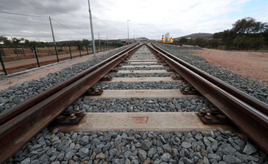 Colisão entre comboio e carro suspende circulação ferroviária na Linha do Alentejo