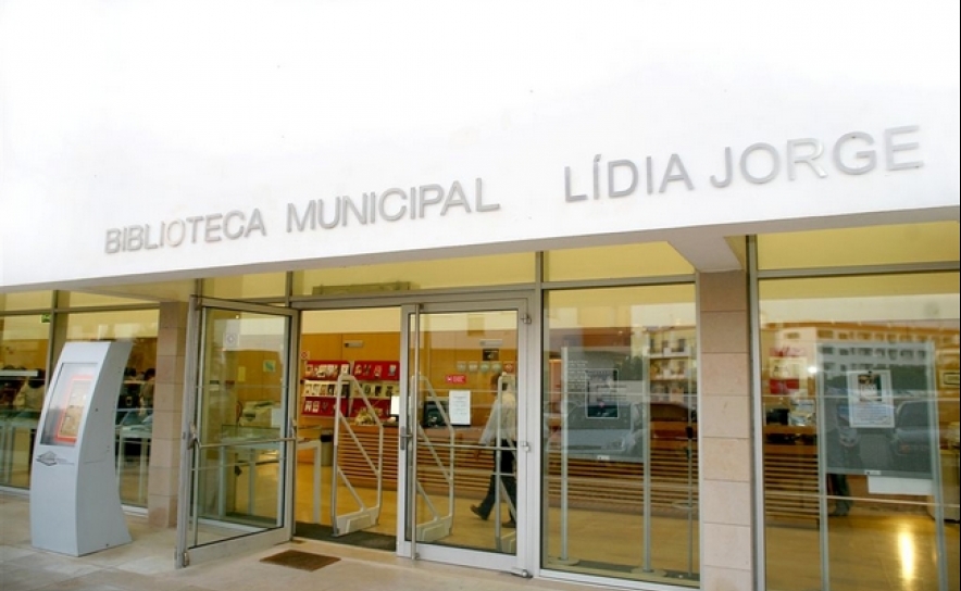 BIBLIOTECA RECEBE LIVRO DE PRESENTE   