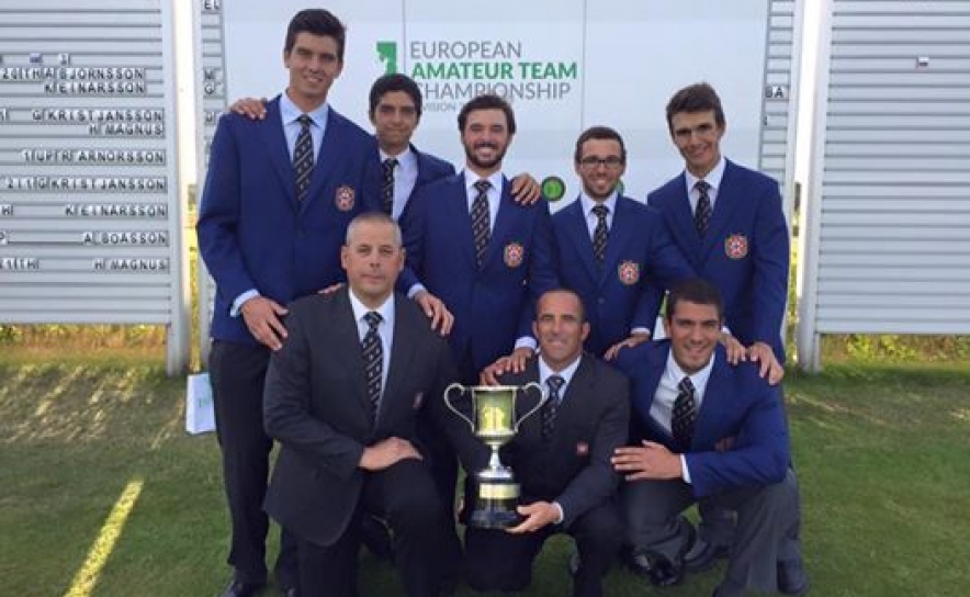 Selecção nacional com o troféu