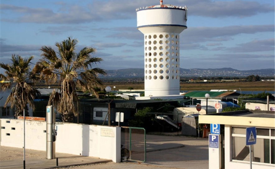 Câmara de Faro processa quem não desocupar parque de campismo da praia até domingo