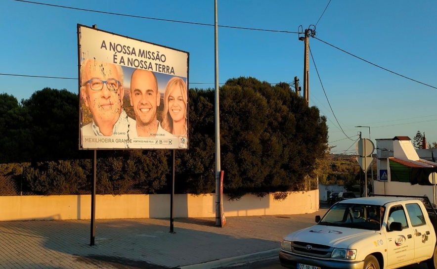 Vandalismo ataca outdoors da candidatura «Portimão Mais Feliz» Vandalismo ataca outdoors da candidatura «Portimão Mais Feliz»