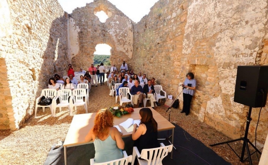 No interior da ruína No interior da ruína