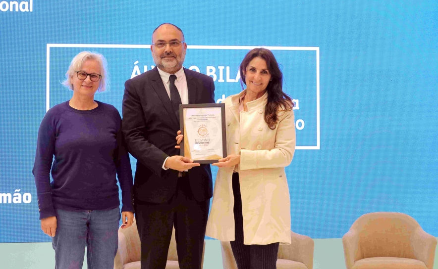O Presidente da Câmara Municipal de Portimão, Álvaro Bila, apresenta o galardão de Destino Desportivo do Ano 2026 na BTL. A distinção premeia a excelência da estratégia.
