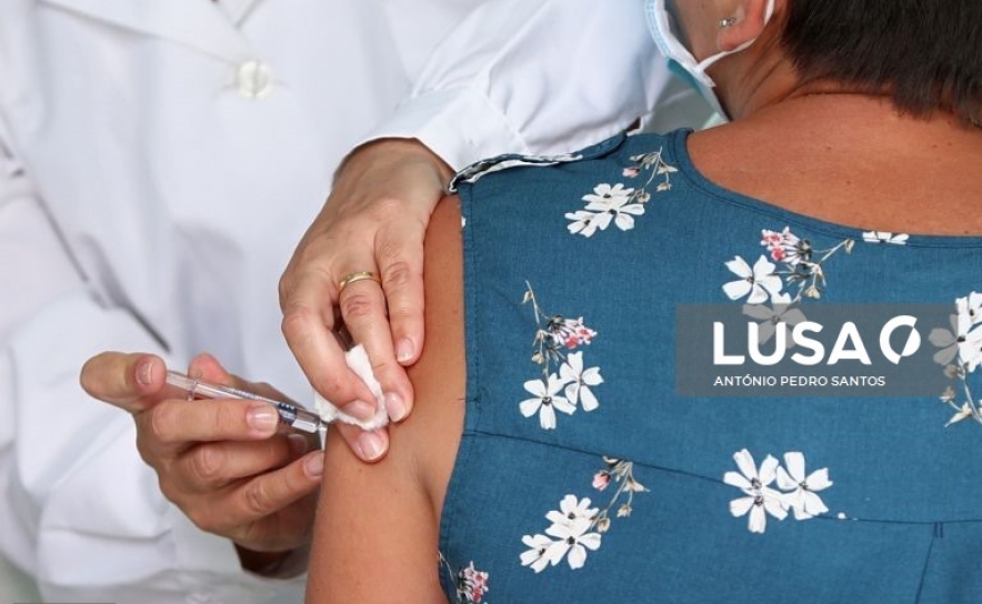 Covid-19: Suspeitas de efeitos secundários das vacinas na UE representam 0,3%