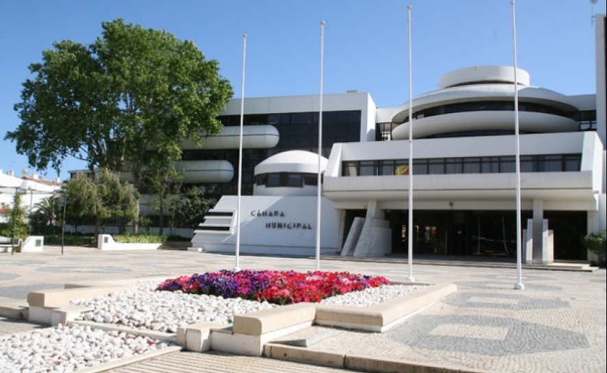 Presidente da Câmara Municipal de Albufeira consternado, repudia violência na morte do Lucas