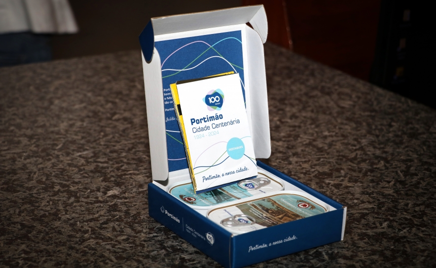 A caixa oferecida aos presentes