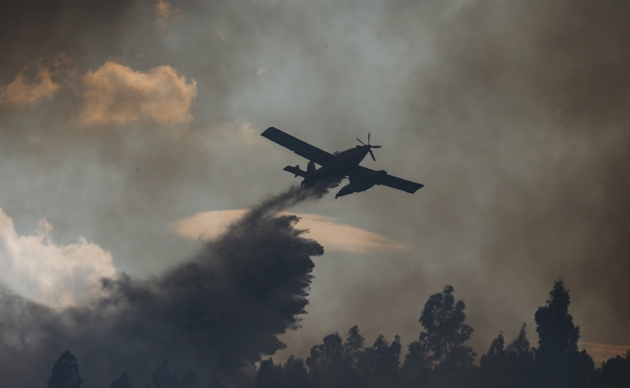 Incêndios: Fogo que começou em Aljezur com frente preocupante no concelho de Lagos