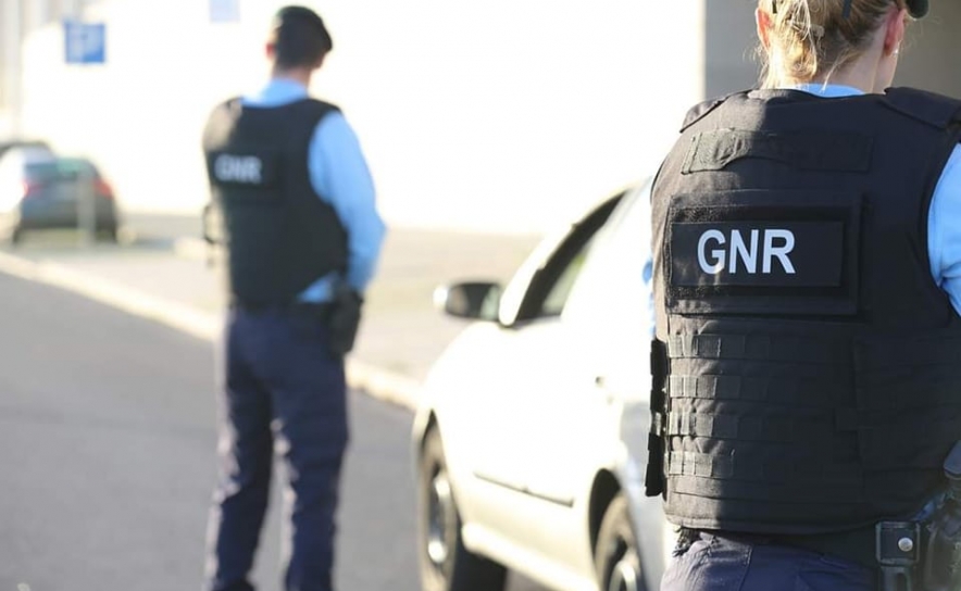 QUARTEIRA: Apreendida arma de fogo e droga escondidas em banco de bicicleta