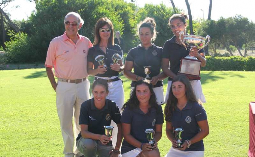 Manuel Agrellos, presidente da FPG, com as campeãs nacionais de clubes, de Miramar por João Coutinho