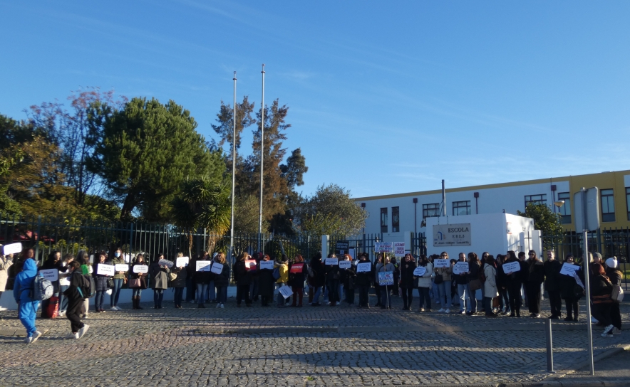 Docentes do Agrupamento de Escolas Padre João Coelho Cabanita no desfile até à Câmara Municipal de Loulé