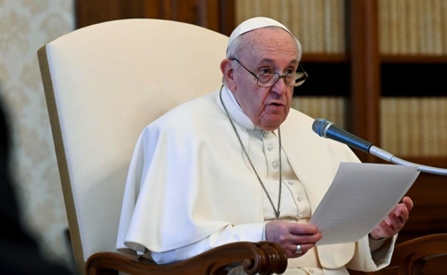 Papa Francisco critica os cristãos que «rezam como papagaios»