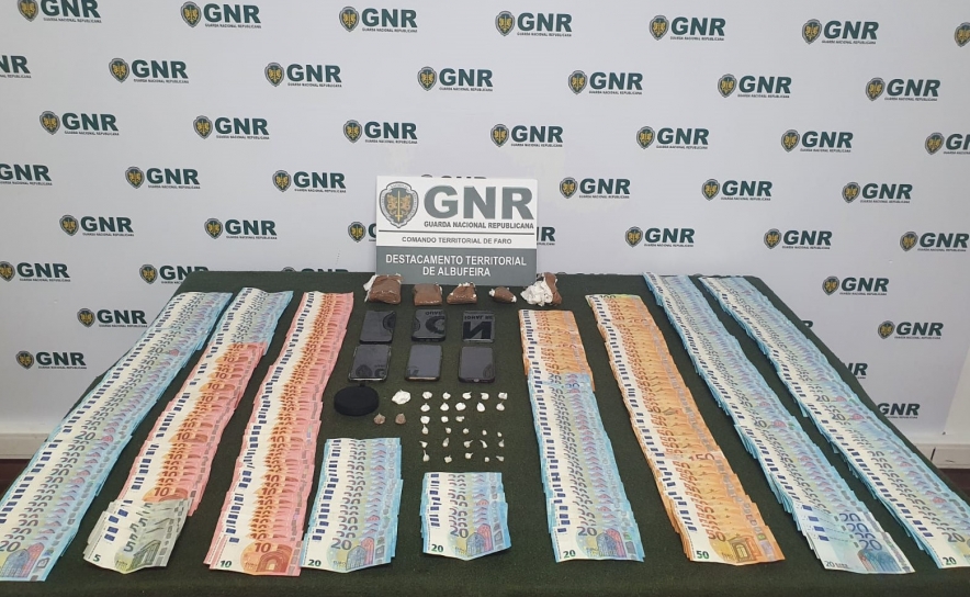 Albufeira – Dois detidos por tráfico com mais de 10 mil euros e 121 doses de cocaína e heroína Albufeira – Dois detidos por tráfico com mais de 10 mil euros e 121 doses de cocaína e heroína