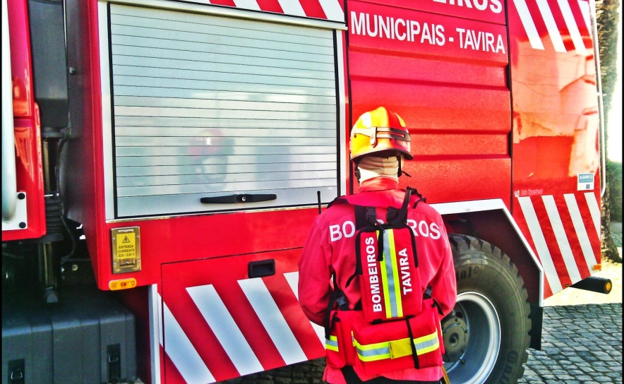 Bombeiros Municipais resgatam cadela de poço na Serra de Tavira