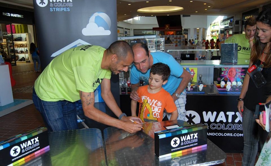  Madjer dá Sessão de Autografos by Watx&Colors no Forum Algarve 