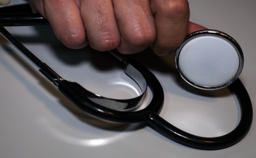 Ordem critica Ministério da Saúde por incapacidade de contratar jovens médicos