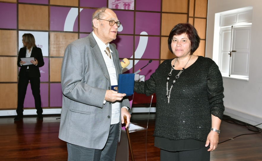 Grau Prata Medalha Municipal de Mérito Henrique Varela Padre 