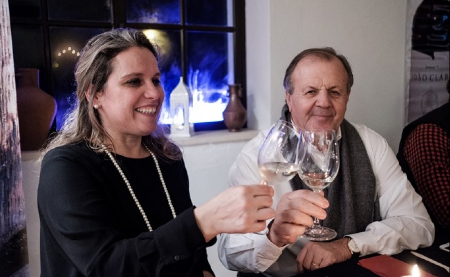 Rosa Palma (pres. CM Silves) brinda ao sucesso do Jazz nas Adegas com Desidério Silva (pres. RTA)