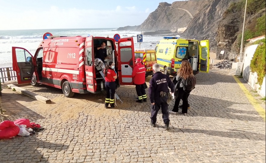 Auxiliado praticante de parapente na praia da Arrifana em Aljezur