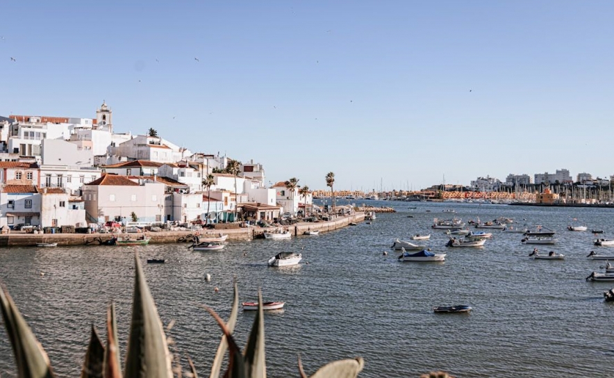 Os preços das casas em Portugal continuam a subir e o que isso significa para compradores e arrendatários