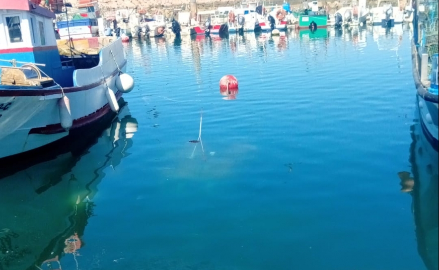 Embarcação de pesca afunda no porto de pesca de Quarteira