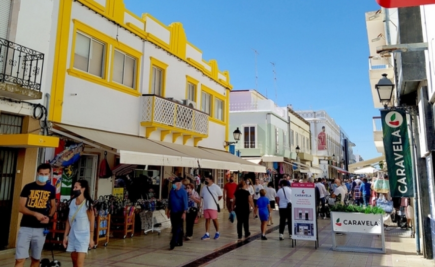 Covid-19: Espanhóis «animam» comércio e restaurantes em Vila Real de Santo António